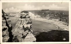 CPA Etretat Vue generale de la plage Les falaises