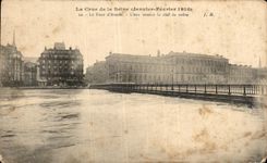 CPA La Crue de la Seine Le Pont d'Arcole L'eau atteint la clef de voute Paris Inondations 1910
