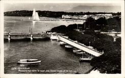 CPA Geneva panorama towards the quay of Waters running and the lake