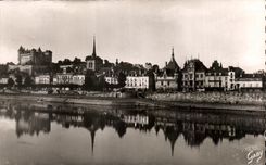 CPSM Saumur Le Chateau Eglise Saint Pierre et l'hotel de ville sur les bords de la Loire 