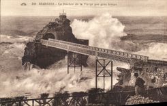 CPA Biarritz Le Rocher de la Vierge par gros temps 