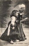 CPA en Bretaene L'Angelus Folklore Femme Enfant