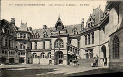 CPA Chateau de Pierrefonds Cour d'honneur le Beffroi