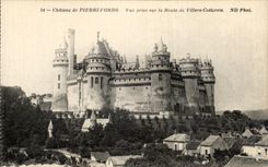 CPA Chateau de Pierrefonds Vue prise sur la Route de Villers Cotterets