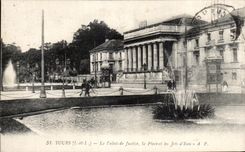 CPA Tours Le Palais de Justice la Place et les jets d'Eau