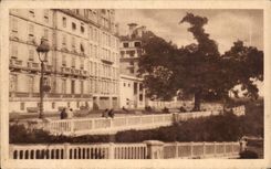 CPA Pau Le Boulevard des Pyrenees et le Chene de sully