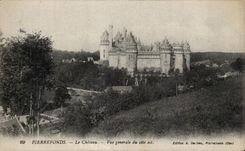 CPA Pierrefonds Le chateau Vue generale du cote est