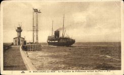 CPA Boulogne On Sea the Steamer of outgoing Folkestone of the Port