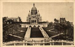CPA Paris While Strolling View of the Sacring Heart of Montmarte and the Monumental Staircase