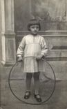 CARTE PHOTO Enfant au cerceau