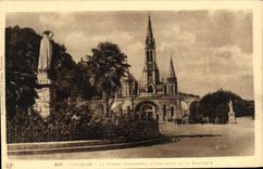 CPA Lourdes La Vierge Couronnee l'Esplanade Et La Basilique
