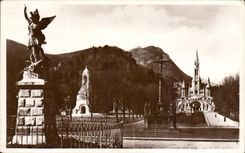CPA Lourdes La Basilique St michel et l'esplanade
