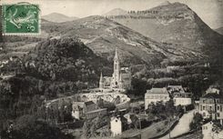 CPA Lourdes Vue d'enaemble de la basilique