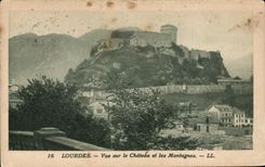 CPA Lourdes Vue sur le Chateau et les Montagnes