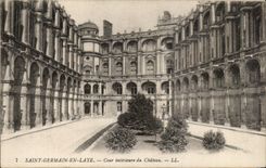 Santo German de CPA en el interior de la corte del martillo del arbusto del castillo