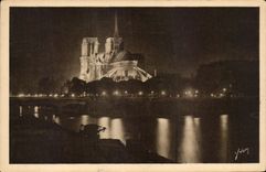 CPA Paris While Strolling Notre Dame illuminee Yvon