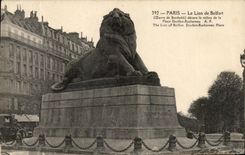 CPA Paris Le Lion de Belfort decore le milieu de la Place Denfert Rochereau 