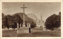 CPA Lourdes Calvaire Breton Et Esplanade