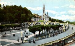 CPSM Lourdes La Basilique et l'Esplanade 