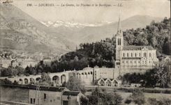 CPA Lourdes La Grotte Les Piscines Et La Basilique