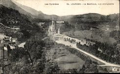 CPA Les Pyrenees Lourdes La Basillque vue plongeante