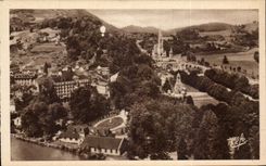 CPA Lourdes Vue panoramique sur le Calvaire et la Basilique