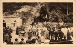 CPA Lourdes Malades devant la Grotte