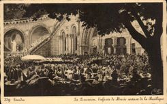 CPA Lourdes La Procession Enfants de Marie Sortant de la Basilique