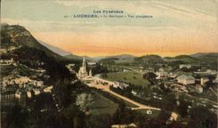 CPA Les Pysenees Lourdes La Basilique Vue Plongeante