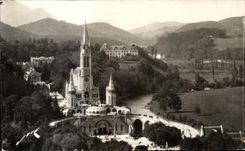 CPA Lourdes La baslique et le gave de Pau