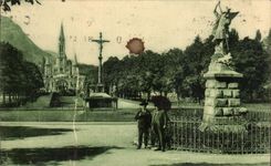 CPA Lourdes Statue De Saint Michel Calvaire Berton La Basilique