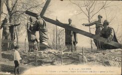 CPA Lourdes La calvaire 3eme Station Simon Le cyreneen aide Jesus A Porter Sa Croix