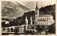CPA Lourdes la Basitique et les montagnes