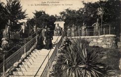 CPA Les Pyvenees Lourdes lere Station du Calvaire