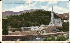 CPA Lourdes La Basilique Vue prise du Gave