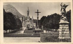 CPA Lourdes L'Esplannade et la Basilique