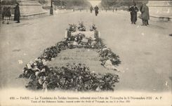 CPA Paris la tumba de los entierros del soldado desconocido debajo de Arc De Triomphe