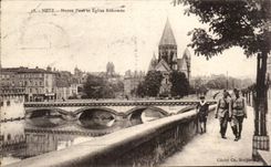 CPA Metz Moyen Pont et Eglise Reformee Soldats Militaria