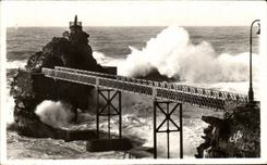 CPA Biarritz Le rocher de la vierge par gros temps