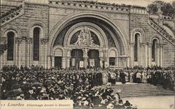 CPA Lourdes Pelerinage Devant Le Rosaire