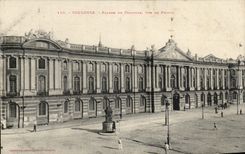 Ataque frontal de CPA Toulouse de Capitole visto de perfil