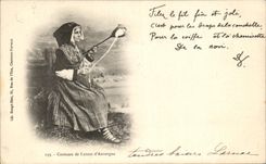 CPA Costume de Latour d'Auvergne Folklore Costume