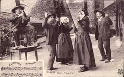 CPA Auvergne Vis a Vis Folklore Costume 