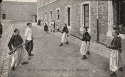 CPA La Caserne Escrime a la baionette Militaria Fencing