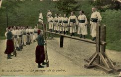 CPA La Caserne Le passage de la poutre Militaria