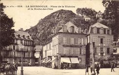 CPA La Bourboule Place de la Victoire et la Roche des Fees