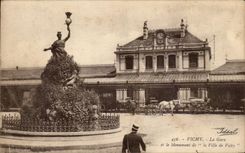 CPA Vichy Train station And the Monument Of the Town Of Vichy