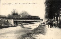 CPA Saint Martin on the Pre Bridge of the cheminde iron on the canal Train