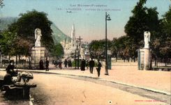 CPA Les Hautes Pyrenees Lourdes Entree De L'Esplanade