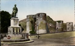 CPA Angers Statue du Roi Rene et le Chateau